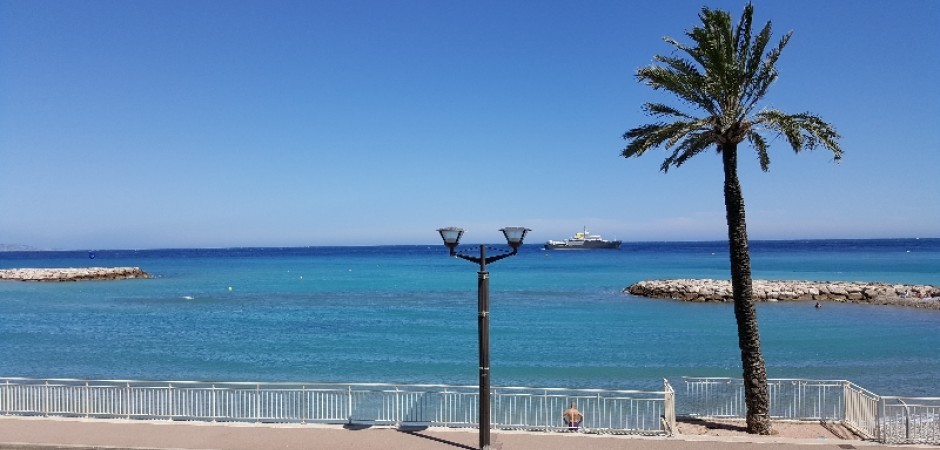 LUXUEUX APPART EN FRONT DE MER "PIED DANS L'EAU..." CÖTE D'AZUR EN FRANCE