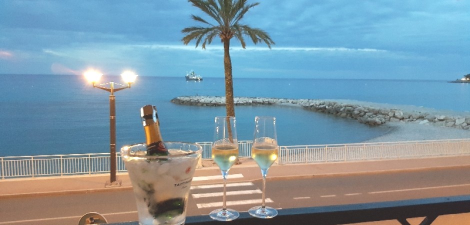 LUXUEUX APPART EN FRONT DE MER "PIED DANS L'EAU..." CÖTE D'AZUR EN FRANCE